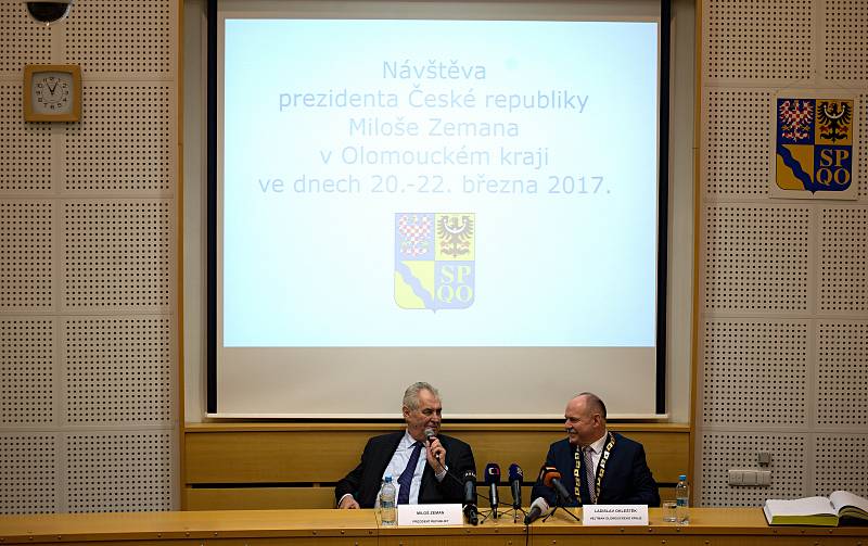 Prezident Miloš Zeman v sídle krajského úřadu v Olomouci s hejtmanem Ladislavem Oklešťkem