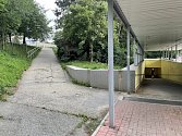 Chodník od tramvajových zastávek v Brněnské ulici do areálu Fakultní nemocnice Olomouc zavře oprava, 16. července 2021.