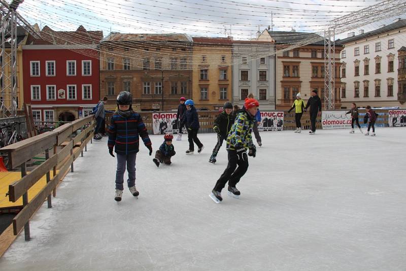 V sobotu 11. listopadu se na Dolním náměstí v Olomouci poprvé otevřelo mobilní kluziště.