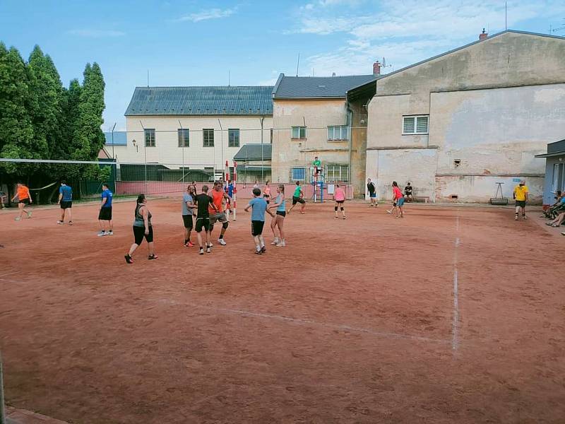 Netradiční turnaj ve volejbale v Uničově.