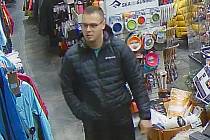 Policie pátrá po totožnosti tohoto muže v souvislosti s krádeží v prodejně sportovních potřeb v Olomouci