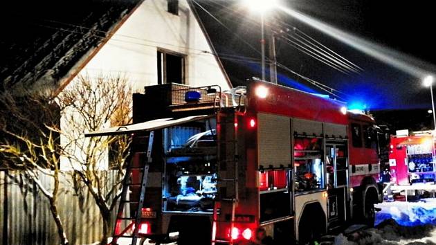 Hasiči zasahují u tragického požáru rodinného domu v Horní Loděnicic