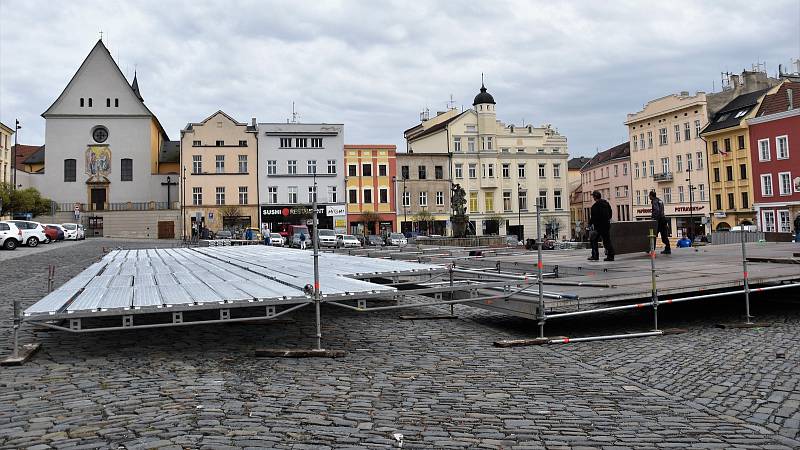 Stavba kluziště na Dolním náměstí v Olomouci. 29.10. 2018