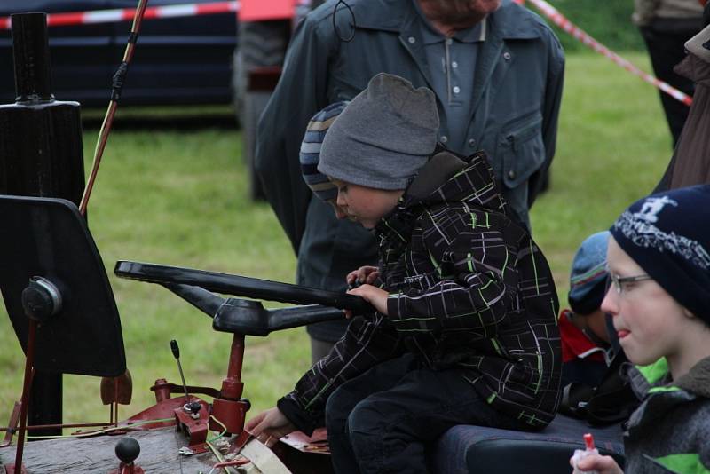 Jezdců se na startovní listině soutěže Traktor cup sešlo sedm. Už tradiční akce je součástí místních hodů.