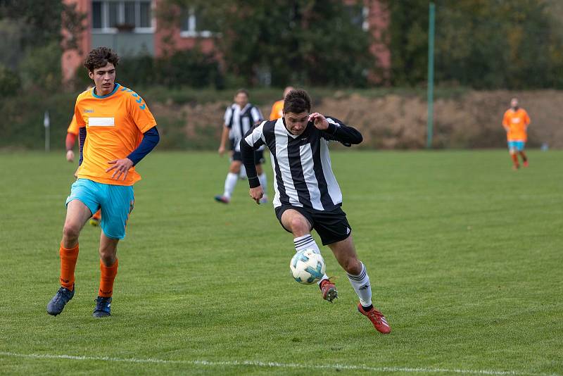 Fotbalisté Hodolan (v pruhovaném) porazili Novou Hradečnou 8:0.