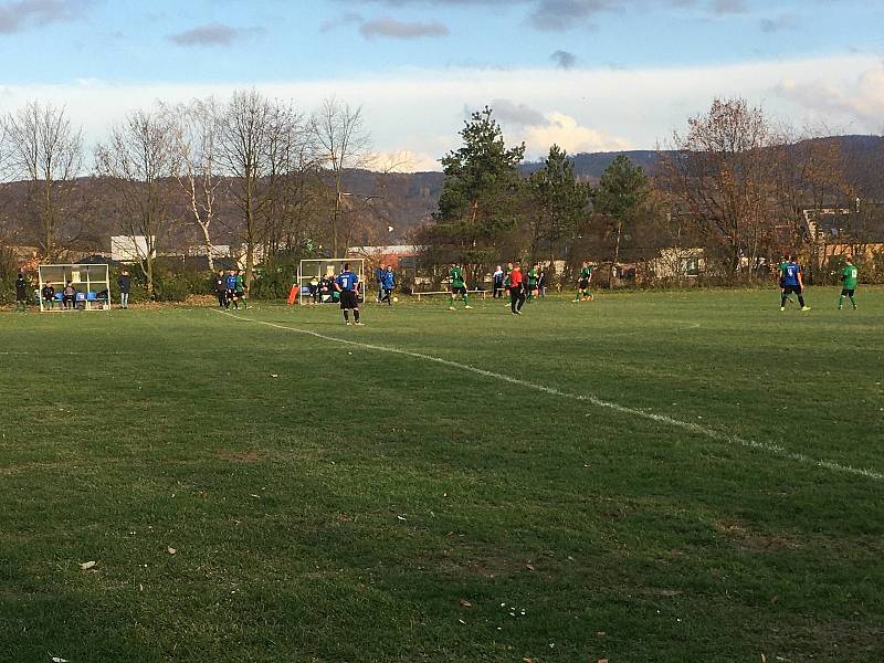 Fotbalisté Střelic (v zeleném) porazili Dlouhou Loučku 2:0.