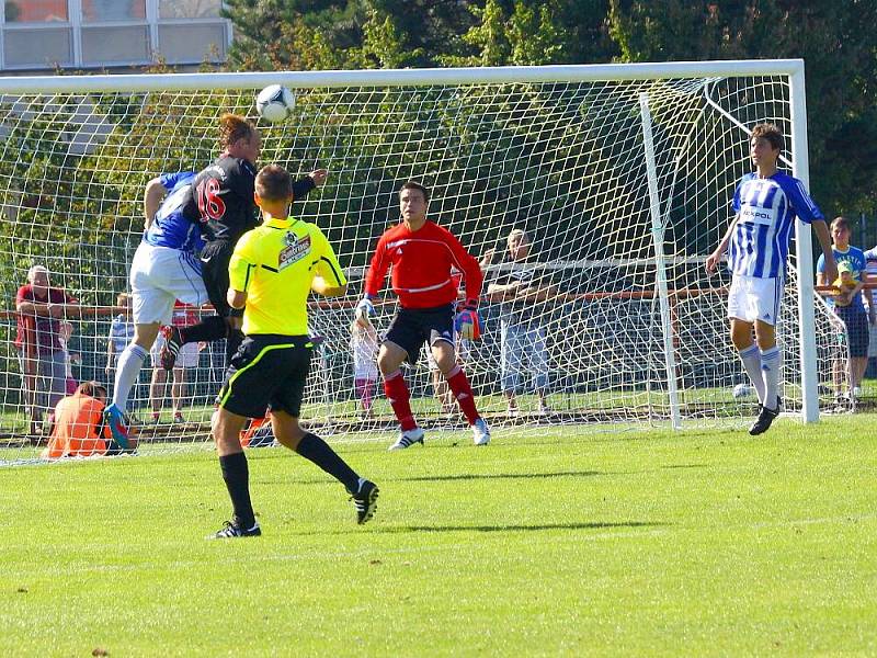 Fotbalisté Uničova (v modrém) proti Orlové