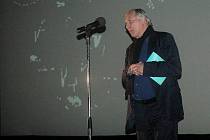 Peter Greenaway na pódiu olomouckého kina Metropol