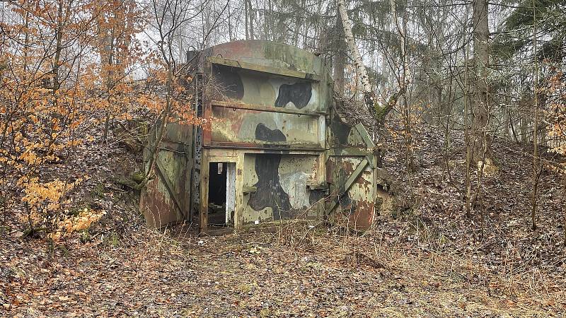 Libavá. Silo je částečně zapuštěné do země, má masivní ocelová vrata, 31. března 2022