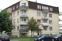 Smlouvy po dvaceti letech končí také nájemníkům z bytového domu v Topolové ulici v městské části Slavonín.