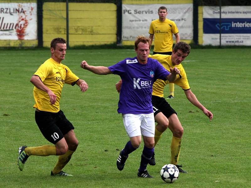 Fotbalisté Nových Sadů (ve žlutém) vs. Velké Losiny