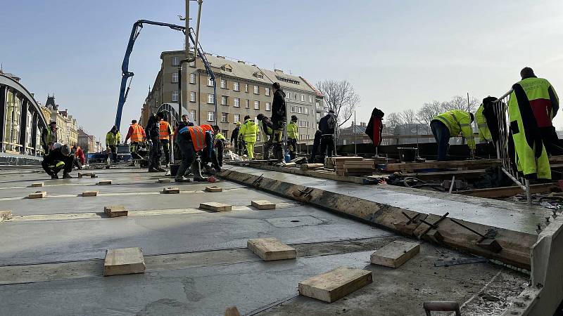 Betonování mostu v Masarykově třídě v Olomouci, 24. února 2021