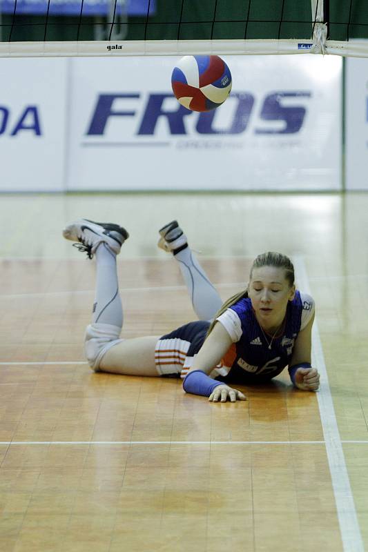 Olomoucké volejbalistky (v oranžovém) podlehly Prostějovu 0:3 Adriana Přibylová