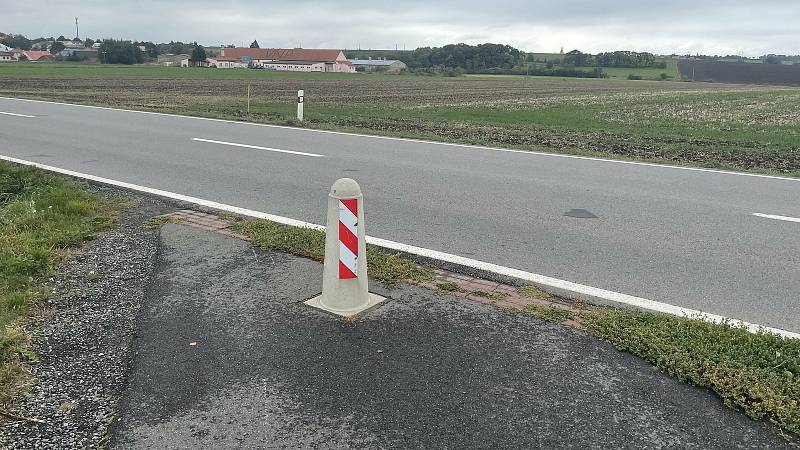 Podél frekventované silnice II/448 mezi Olomoucí a Ústínem chybí cyklostezka. Na snímku úsek vedoucí z Ústína, který končí před Topolany, 7. října 2021