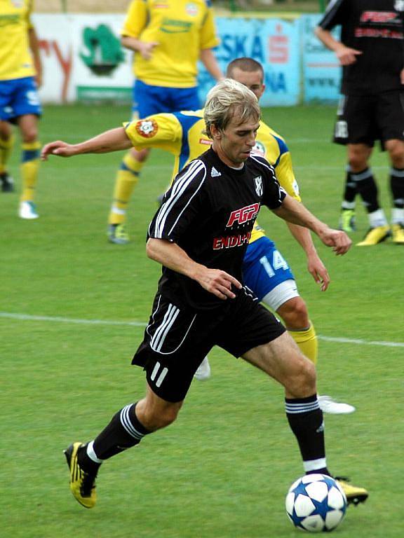 Fotbalisté Holice (v černém) porazili v zápase 6. kola MSFL Zlín B poměrem 1:0.