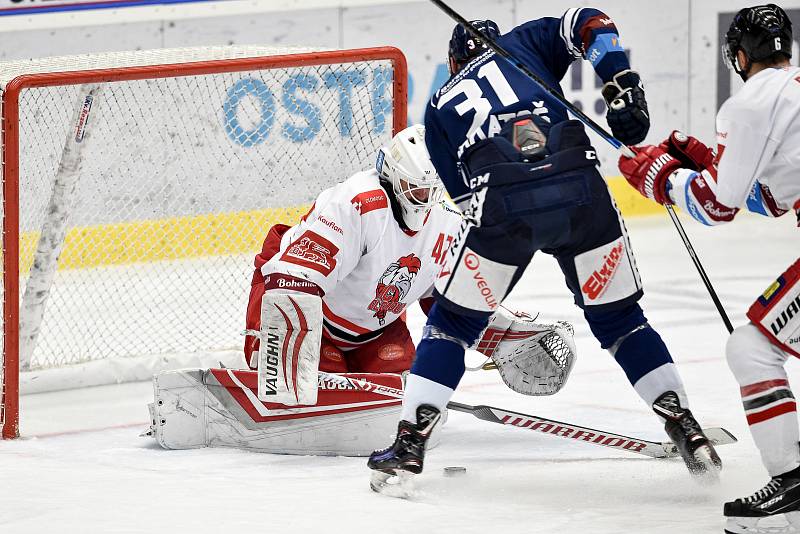 Dohrávka 12. kola hokejové extraligy: HC Vítkovice Ridera - HC Olomouc, 12. ledna 2021 v Ostravě. (zleva) brankář Olomouce Branislav Konrád a Dominik Lakatoš z Vítkovic.