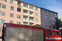 Hasiči zasahují u požáru bytu panelového domu na Černé cestě v Olomouci, 1. 1. 2023