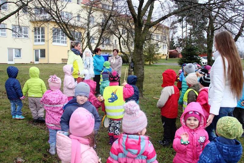 Jaro vítaly v pondělí dopoledne děti z mateřinky v Přáslavicích na Olomoucku. Společně vynášely zimu, kterou si samy vyrobily