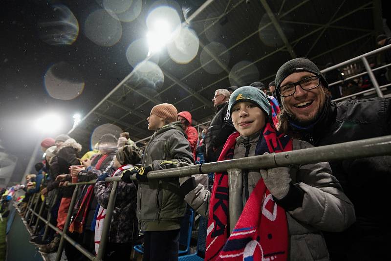 Fanoušci na Andrově stadionu při zápase české reprezentace proti Faerským ostrovům