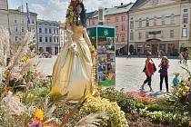 "Modelka" ve zlatých šatech láká na Horním náměstí v Olomouci na letní etapu výstavy Flora