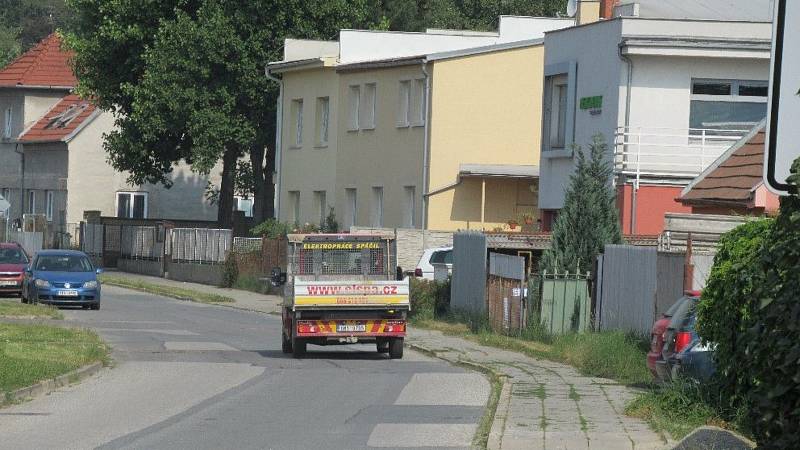 Obyvatelé Balcárkovy ulice si stěžují na nákladní dopravu, která jezdí pod okny jejich domů.