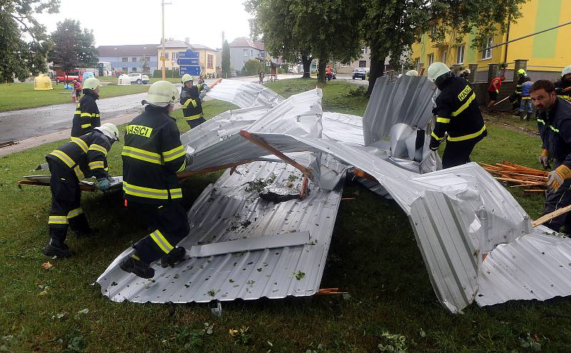 Bohuslavice - vichr strhl střechu paneláku a voda vyplavila  byty. Následky bouřky 1.7.2019