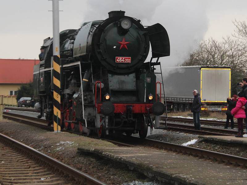 Mikulášský vlak s lokomotivou "Rosničkou" svezl v neděli cestující z Olomouce do Senice na Hané, Uničova a Prostějova.
