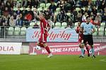 Olomoučtí fotbalisté (v červeném) v sedmém kole HET ligy hráli na hřišti Karviné. Jakub Plšek slaví gól