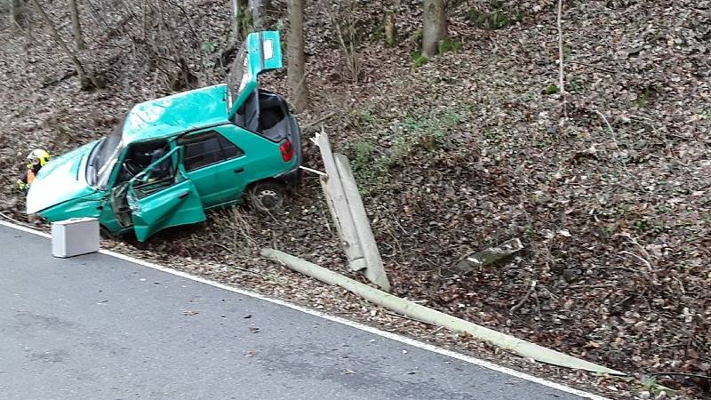 Nehoda u Loštic, kde osobní vůz narazil do sloupu elektrického vedení a skončil v příkopu. 26.12. 2020