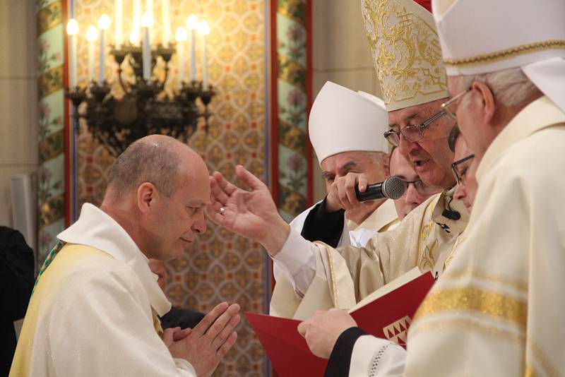 V Olomouci byli vysvěceni noví pomocní biskupové Antonín Basler a Josef Nuzík