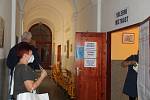 První voliči přicházejí k volbám do ZŠ Komenium v Olomouci. 8. října 2021