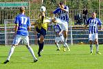 Fotbalisté Uničova (v modrobílém) proti Břeclavi