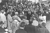SLAVNÝ RODÁK LEOPOLD PREČAN. Páter František Šoupal (zády uprostřed) vítá ve Velkém Týnci arcibiskupa Leopolda Prečana, týneckého rodáka, který na své rodiště nikdy nezapomněl.