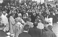 SLAVNÝ RODÁK LEOPOLD PREČAN. Páter František Šoupal (zády uprostřed) vítá ve Velkém Týnci arcibiskupa Leopolda Prečana, týneckého rodáka, který na své rodiště nikdy nezapomněl.