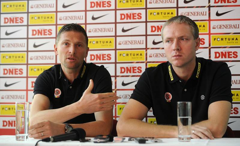 Trenéři fotbalové Sparty Praha Martin Hašek (vlevo) a Václav Jílek o zahájení zimní přípravy v lednu 2012