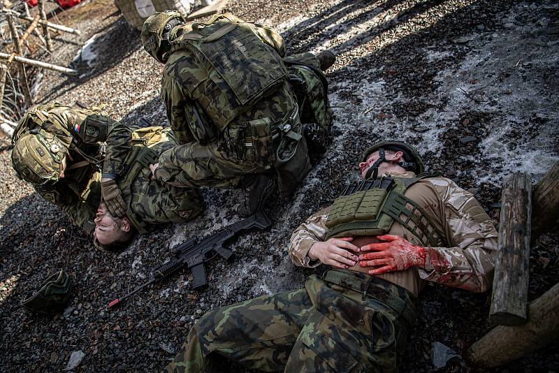 Simulovaný útok radikálů na základnu jednotky pro zahraniční operaci EU v Mali.  Týdenní nepřetržitý výcvik jednotek 71. mechanizovaného praporu z Hranic ve vojenském újezdu Libavá, 16. února 2022