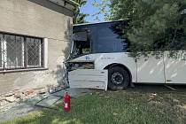 Autobus v Lutíně  narazil do rodinného domu, 6.7.2023