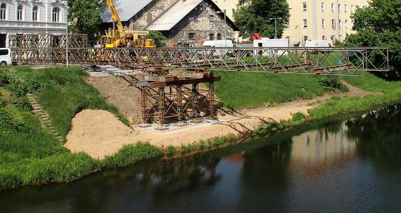 Stavba lávky pro pěší u mostu v Komenského ulici v Olomouci