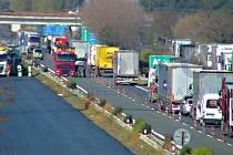 Kolo, které upadlo za jízdy z projíždějícího náklaďáku, zablokovalo dálnici D35 mezi Olomoucí a Mohelnicí u Unčovic, 30. října 2023