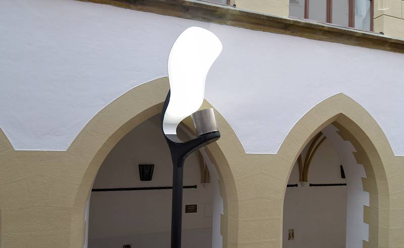 Funkční model neobvyklé lampy lidově zvaný "plácačka" na nádvoří olomoucké radnice. Tyto lampy by mohly vystřídat nynější veřejné osvětlení na Horním náměstí