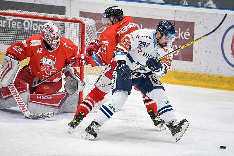 Předkolo play off hokejové extraligy - 4. zápas: HC Olomouc - HC Vítkovice Ridera, 15. března 2022 v Olomouci. (zleva) Brankář Olomouce Branislav Konrád, Jiří Ondrušek z Olomouce a Lukáš Krenželok z Vítkovic.