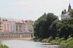 Řeka Morava v Olomouci pohledem po proudu přes most v Komenského ulici