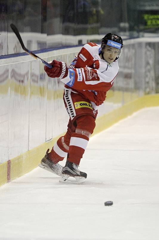 Hokejisté Olomouce (v červeném) proti Hradci Králové