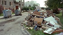 Když opadla voda, ulice Olomouce se začaly plnit hromadami zničených věcí ze zaplavených bytů a domů. Sídliště Lazce 14. července 1997