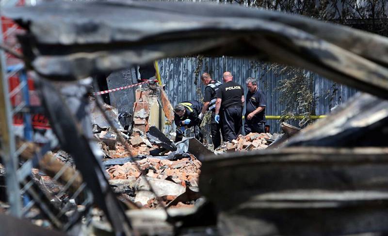 Vyšetřování velkého požáru skladu textilu v olomoucké čtvrti Bělidla