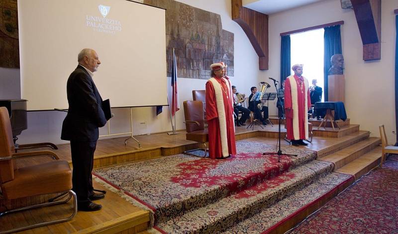 Emeritní rektor olomoucké vysoké školy Josef Jařab převzal Cenu Františka Palackého