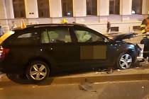 Řidička taxislužby nabourala v centru Olomouce tramvajový ostrůvek.