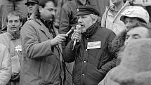 Sametová revoluce 1989 v Olomouci - u mikrofonu budoucí rektor Univerzity Palackého Josef Jařab. Demonstrace za odchod sovětské armády z Olomouce