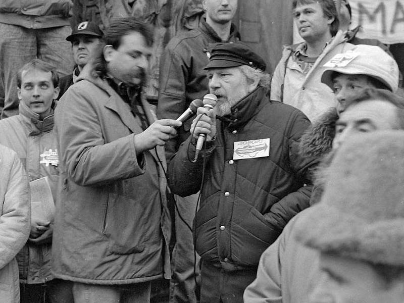Sametová revoluce 1989 v Olomouci - u mikrofonu budoucí rektor Univerzity Palackého Josef Jařab. Demonstrace za odchod sovětské armády z Olomouce