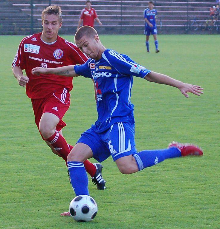 Obránce SK Sigma Jakub Heidenreich centruje.